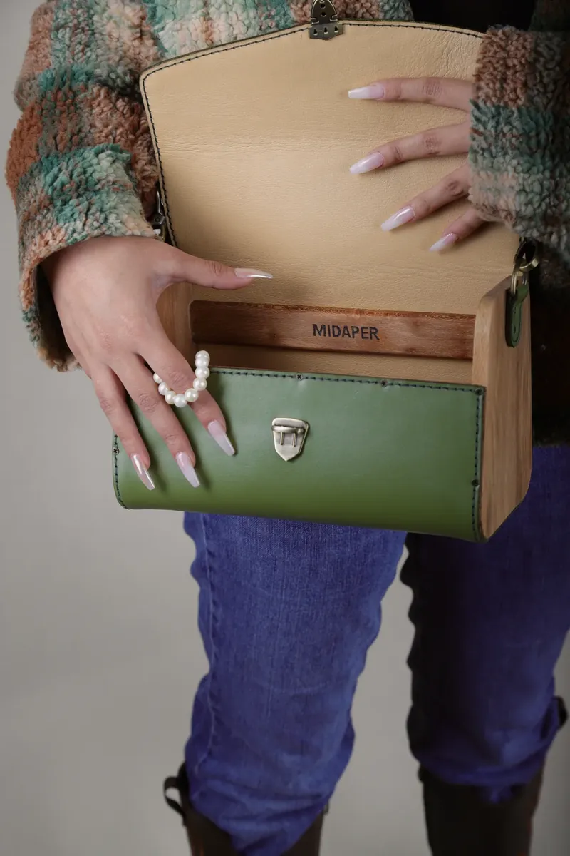 Lignum bag in hand